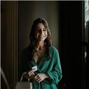 Infermiera professionale impartisce lezioni private per alunni iscritti alla facoltà di infermieristica